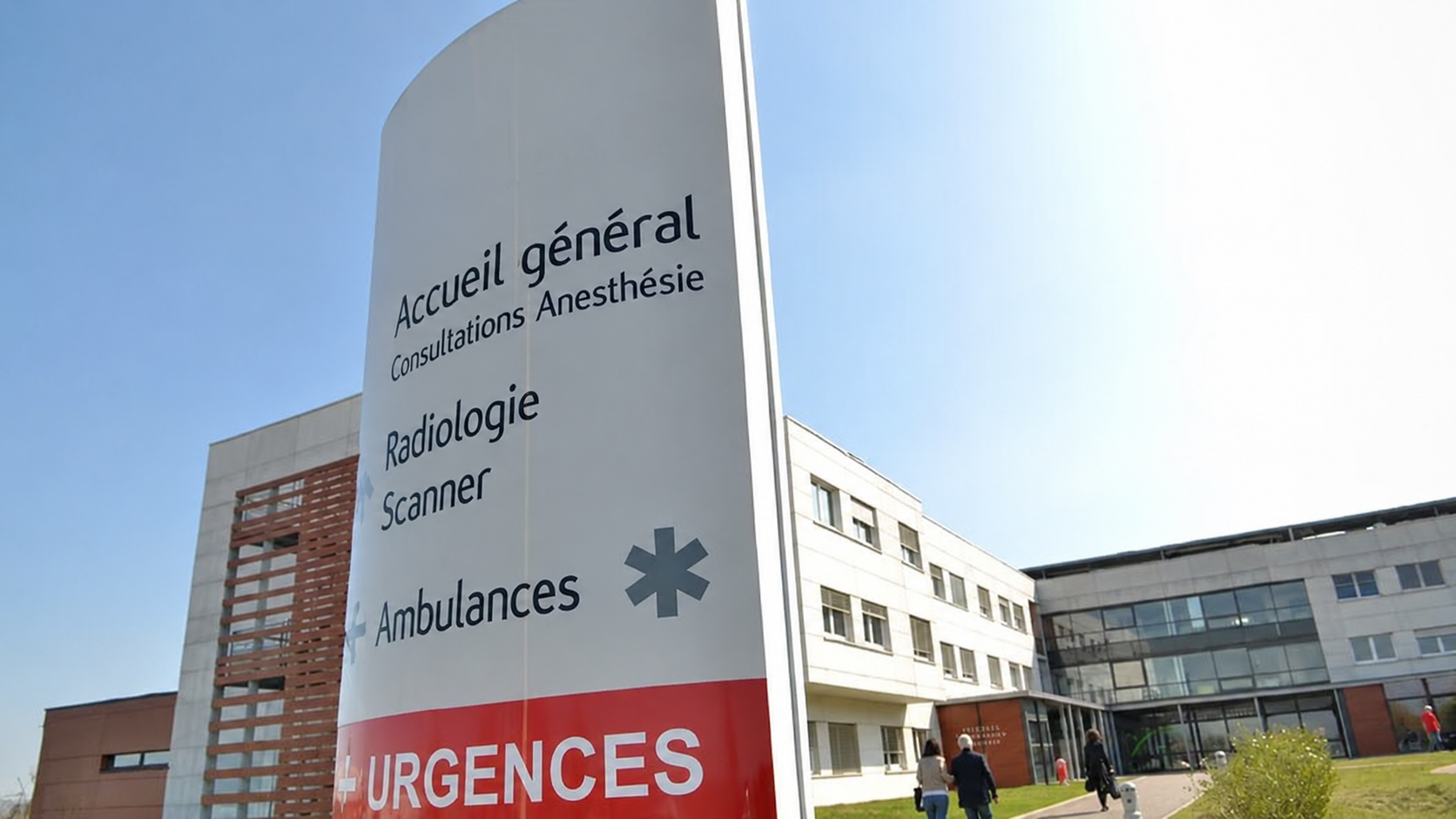 Entrée d'hôpital avec la signalétique des urgences